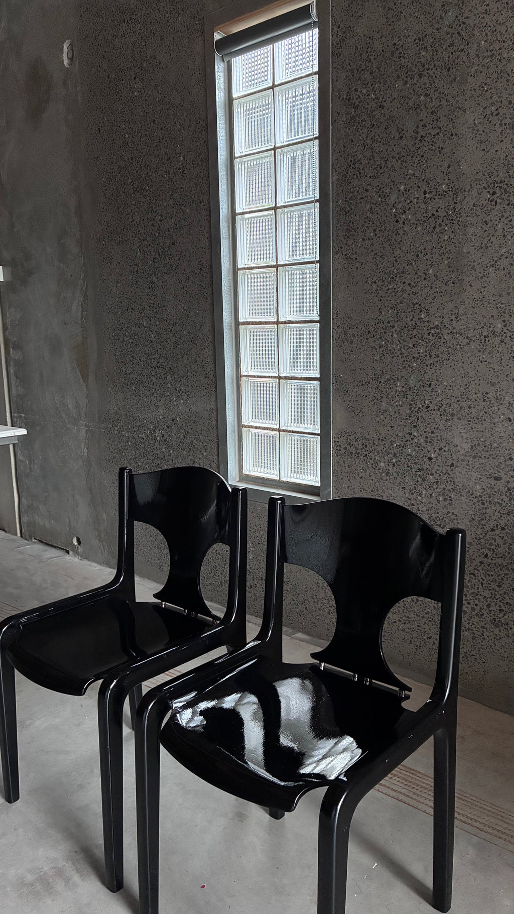 BLACK LACQUERED CHAIRS BY AUGUSTO SAVINI FOR POZZI (PAIR)