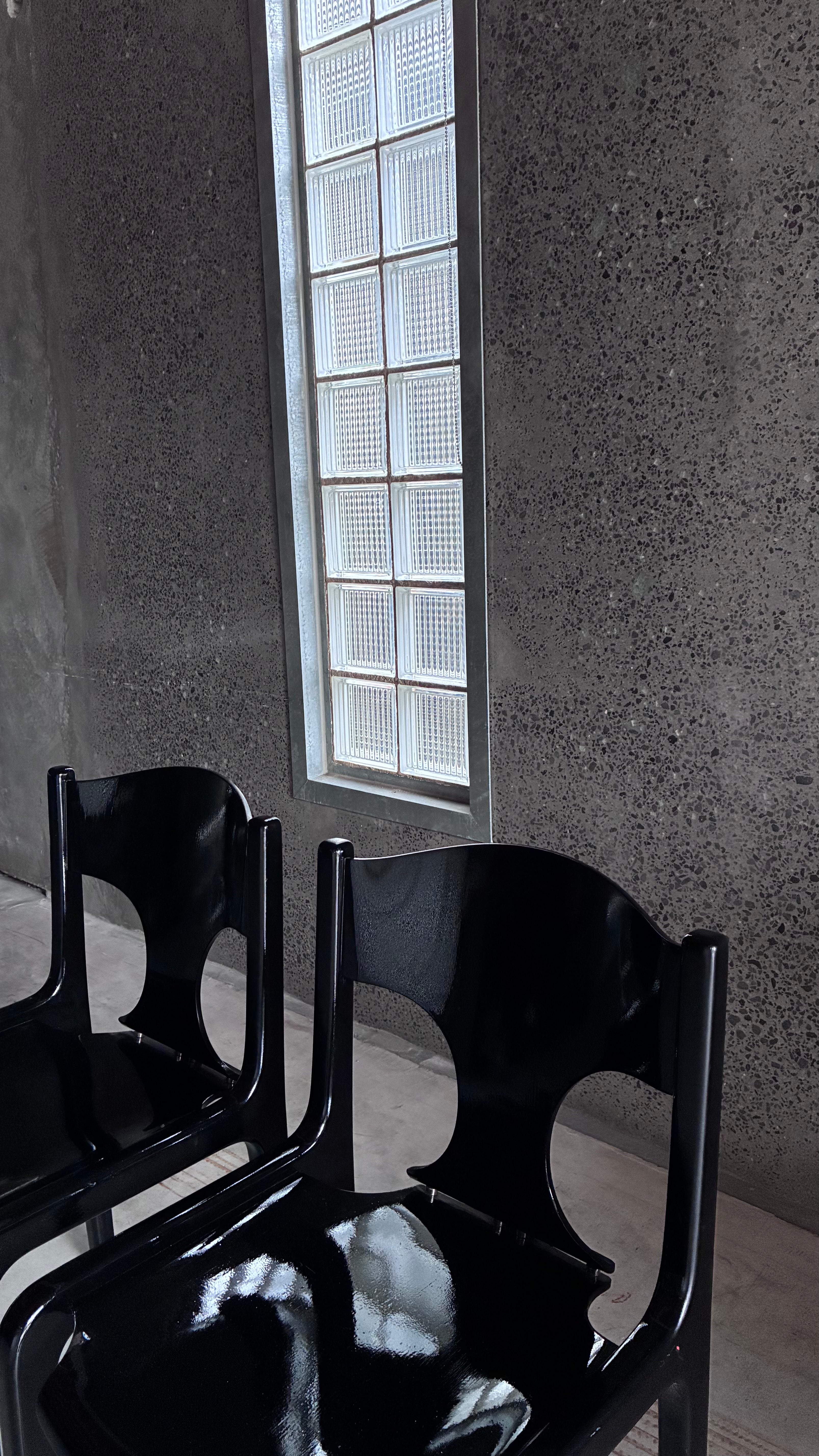BLACK LACQUERED CHAIRS BY AUGUSTO SAVINI FOR POZZI (PAIR)