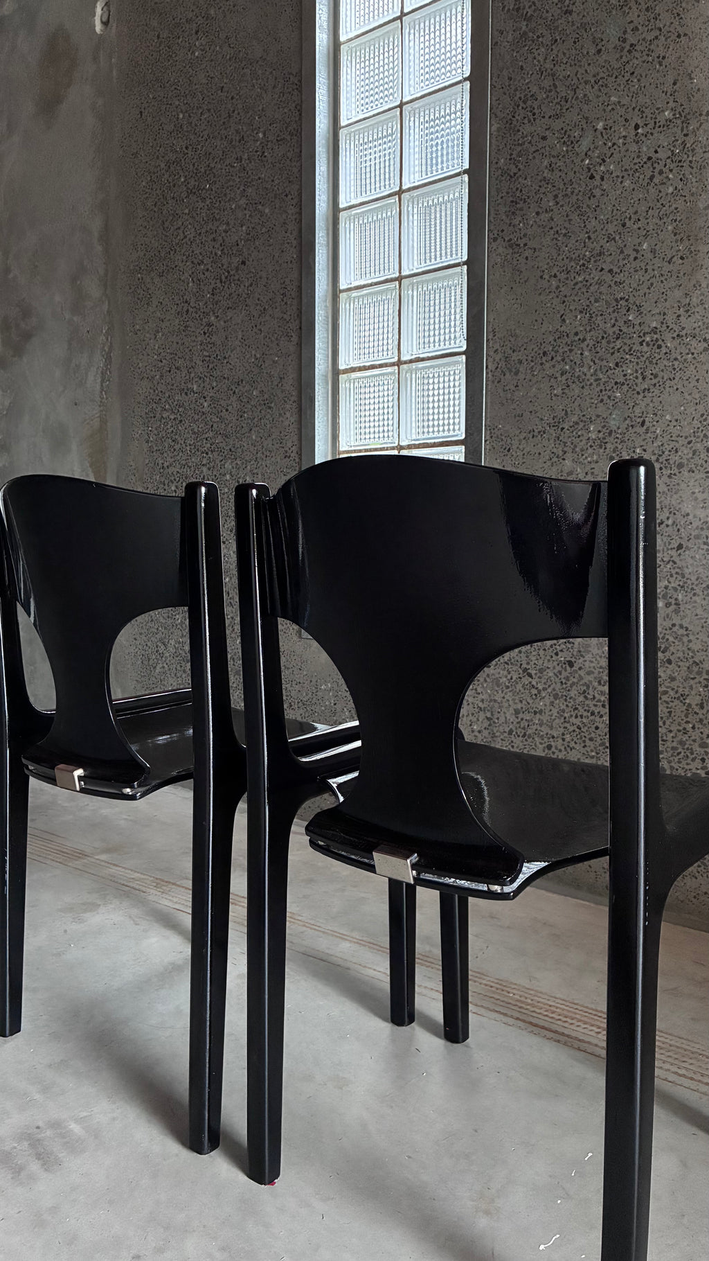 BLACK LACQUERED CHAIRS BY AUGUSTO SAVINI FOR POZZI (PAIR)