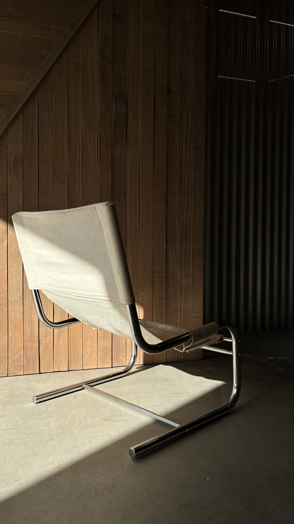BAUHAUS-STYLE CANTILEVER CHAIR