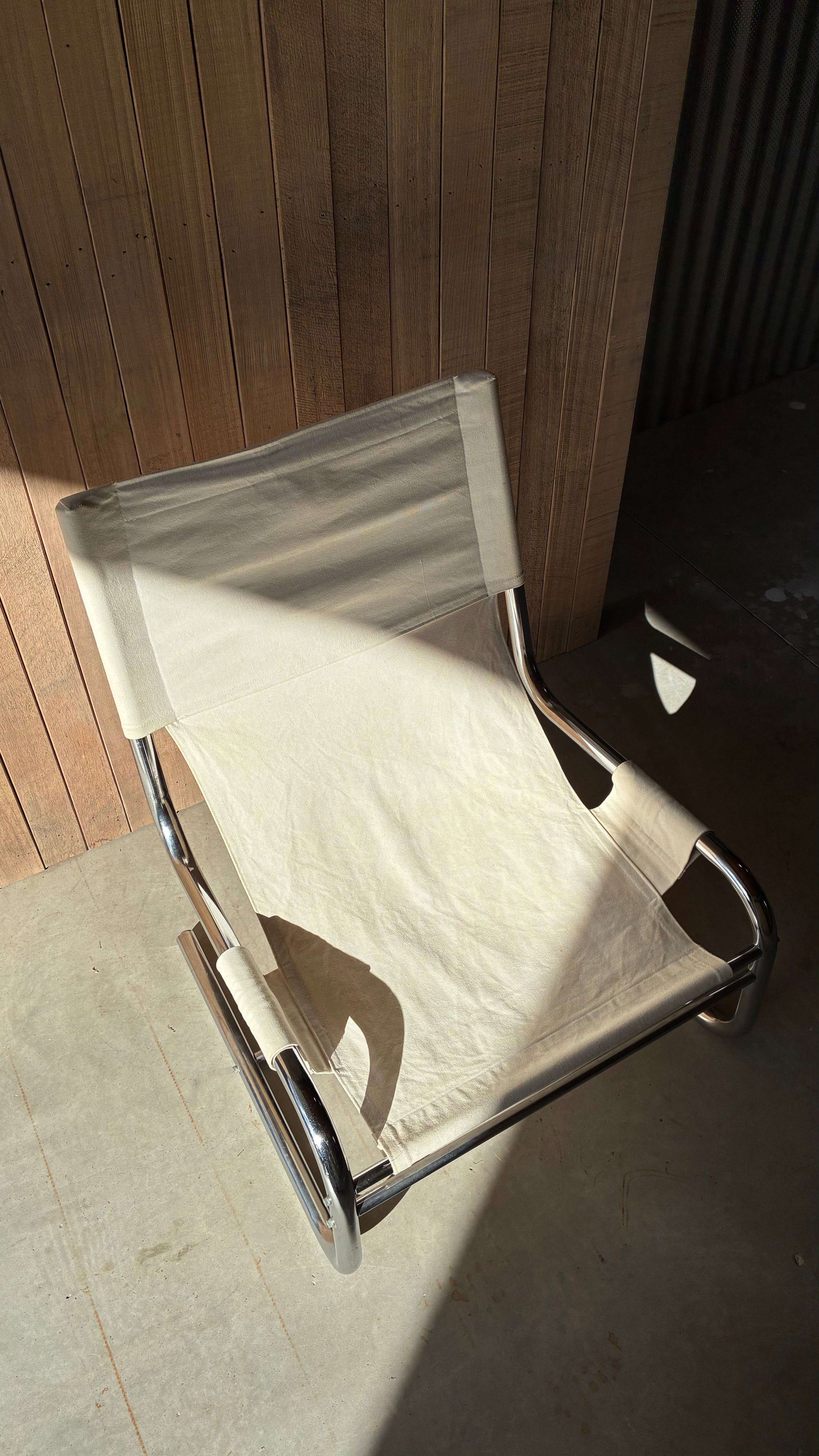 BAUHAUS-STYLE CANTILEVER CHAIR