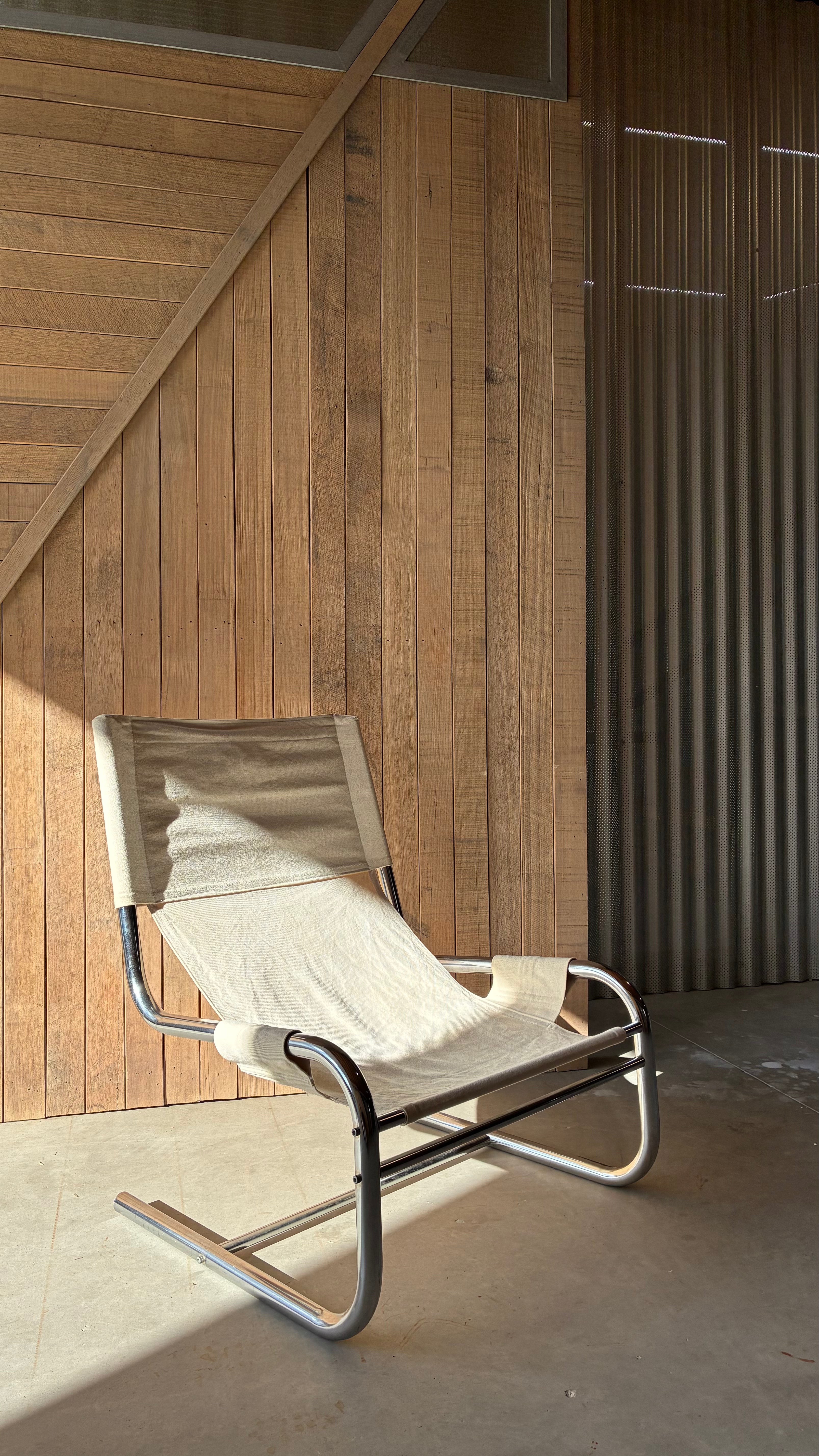 BAUHAUS-STYLE CANTILEVER CHAIR