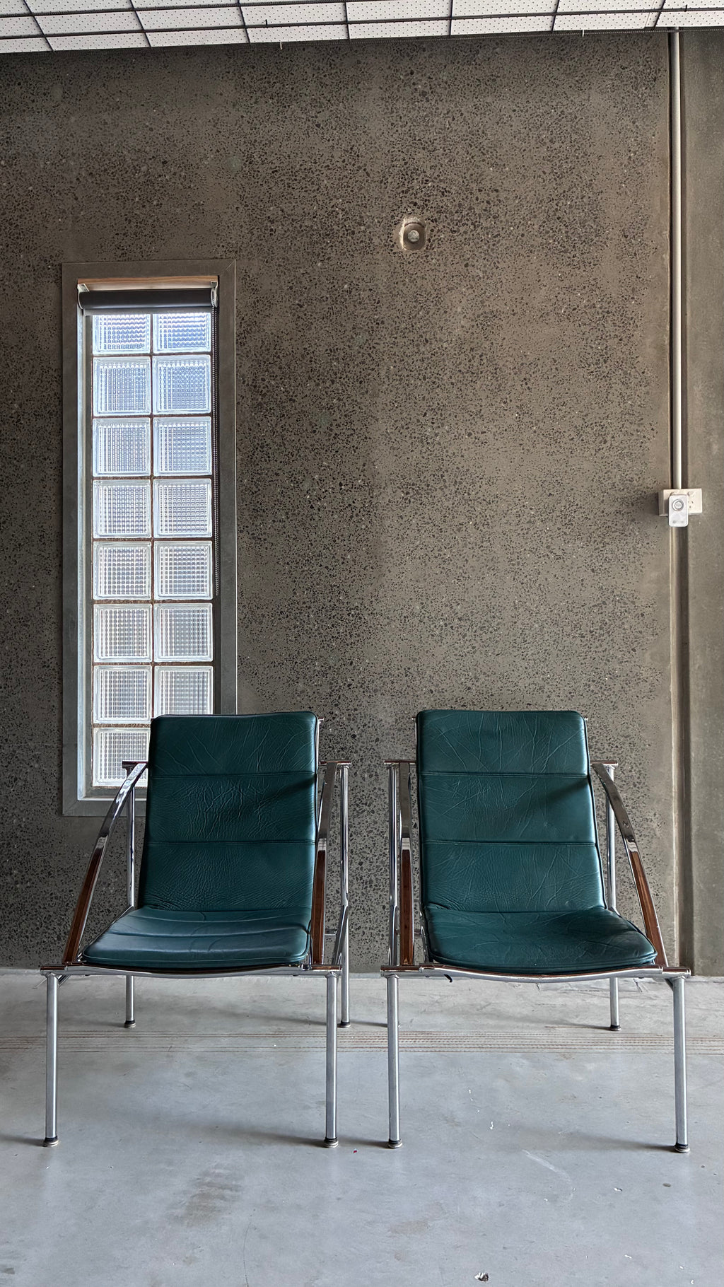 CHROME AND LEATHER LOUNGE CHAIR 1970s