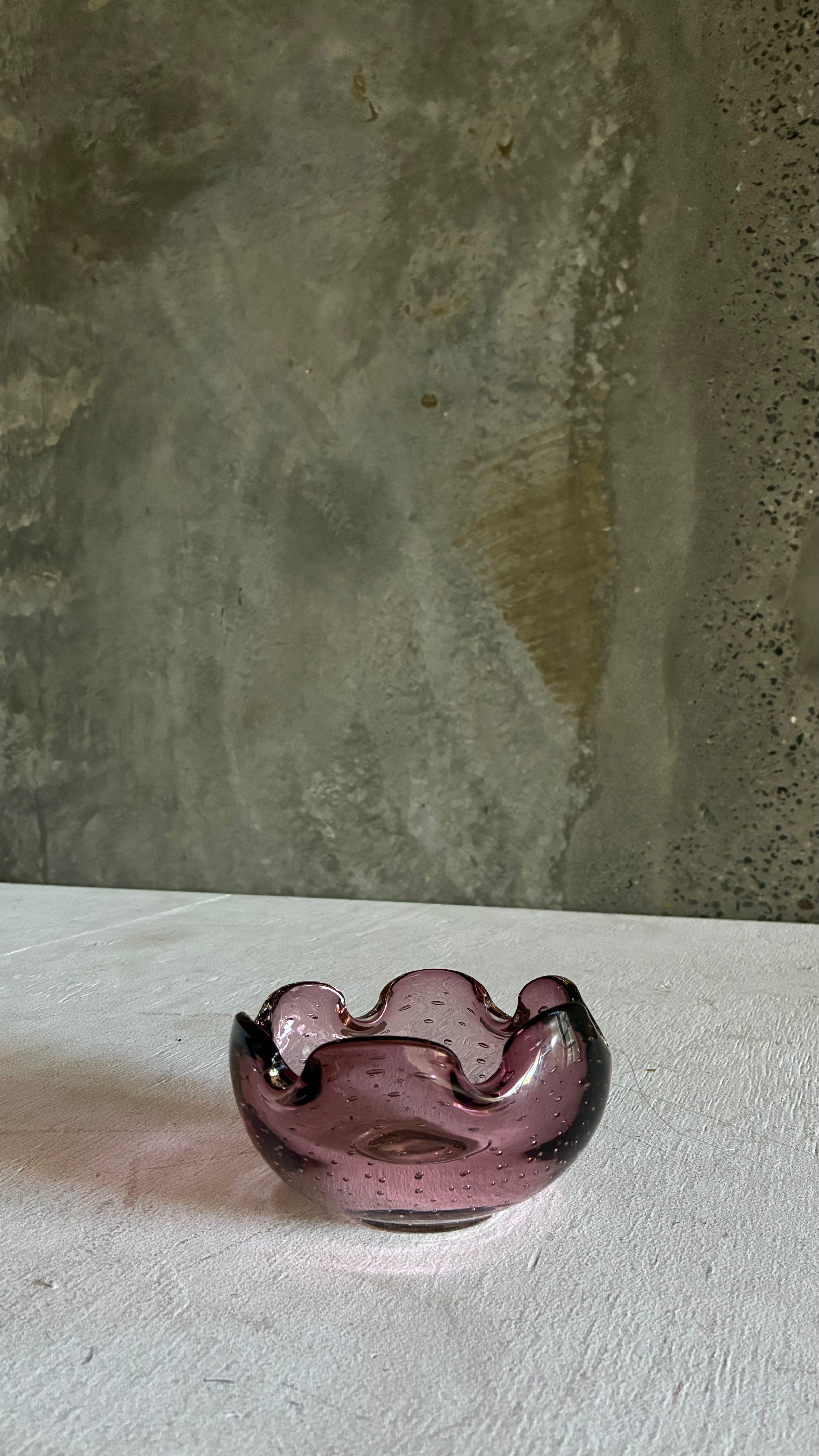 AMETHYST MURANO GLASS BOWL WITH CONTROLLED BUBBLES, ITALY 1960s