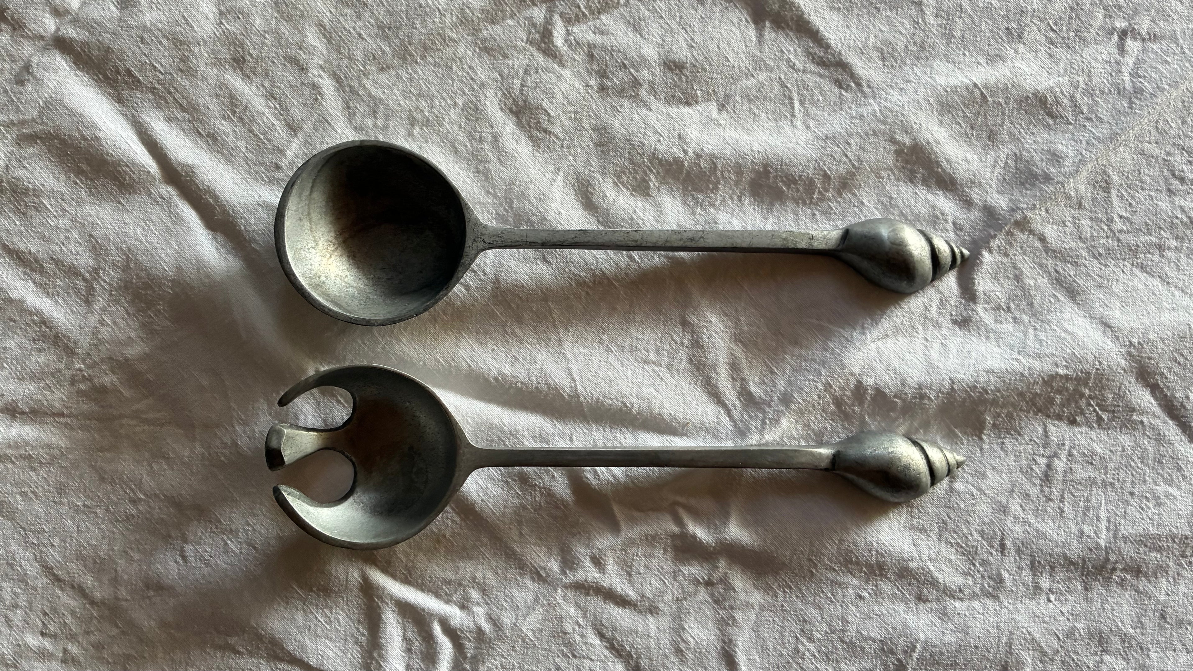 CAST ALUMINIUM SERVING SET, SHELL DETAIL