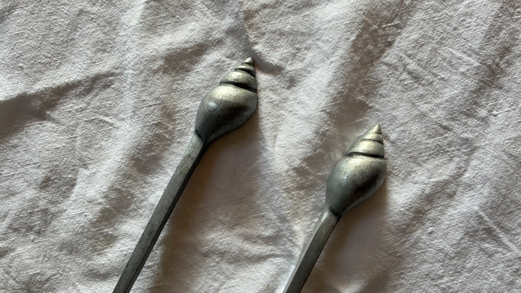 CAST ALUMINIUM SERVING SET, SHELL DETAIL