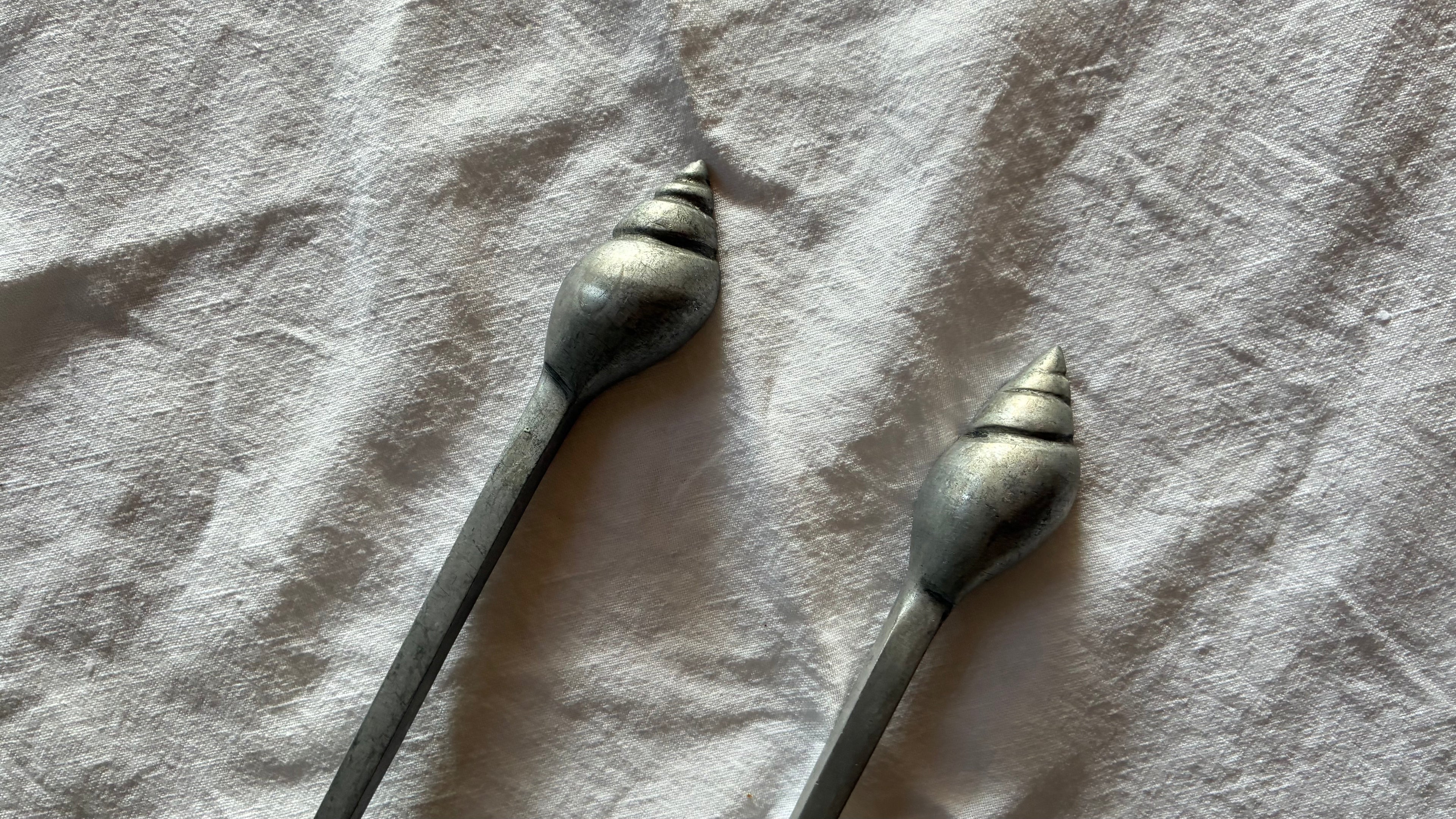 CAST ALUMINIUM SERVING SET, SHELL DETAIL