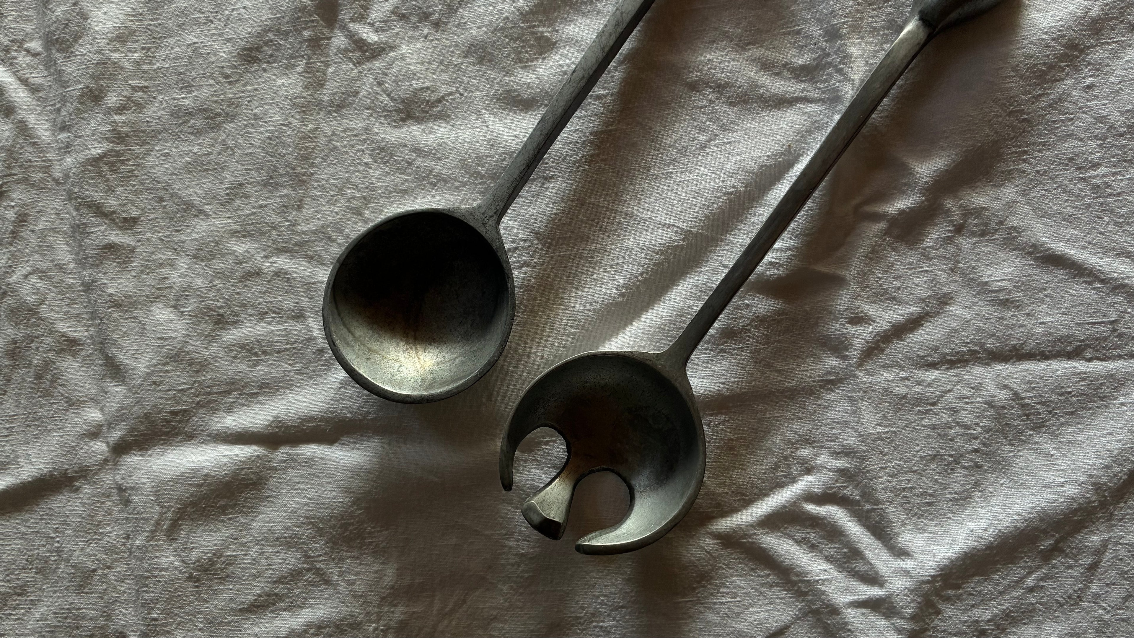 CAST ALUMINIUM SERVING SET, SHELL DETAIL