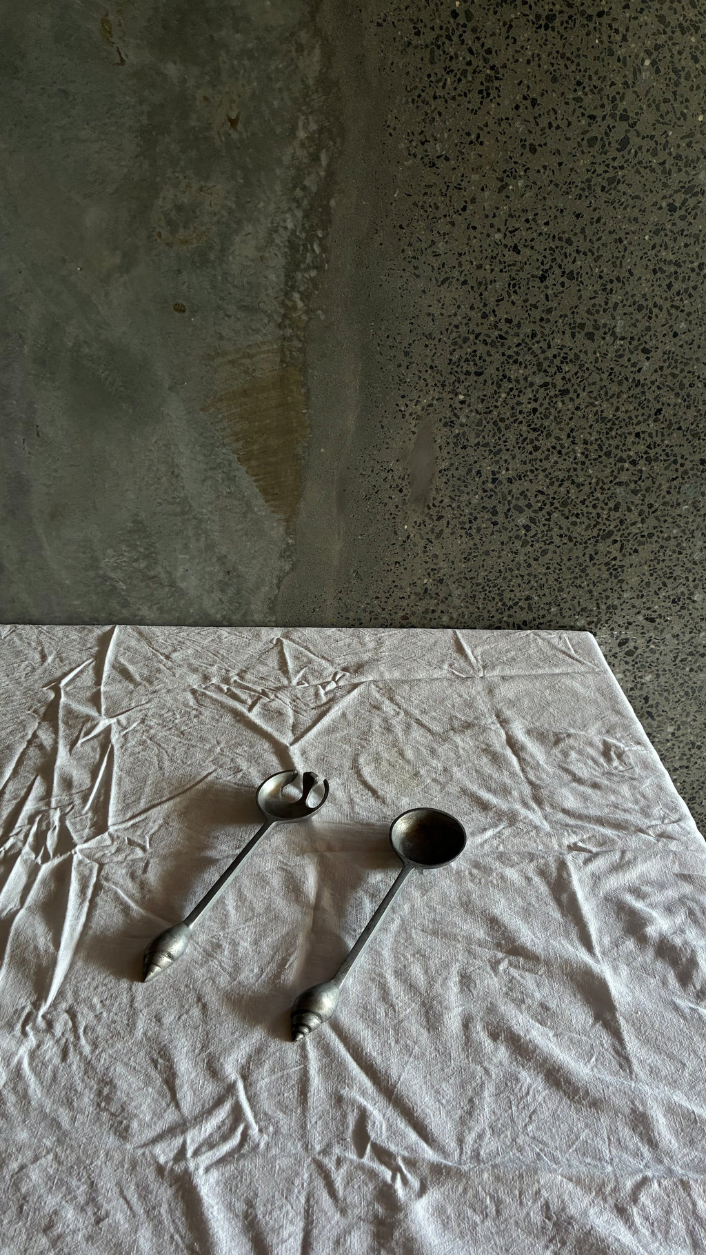 CAST ALUMINIUM SERVING SET, SHELL DETAIL