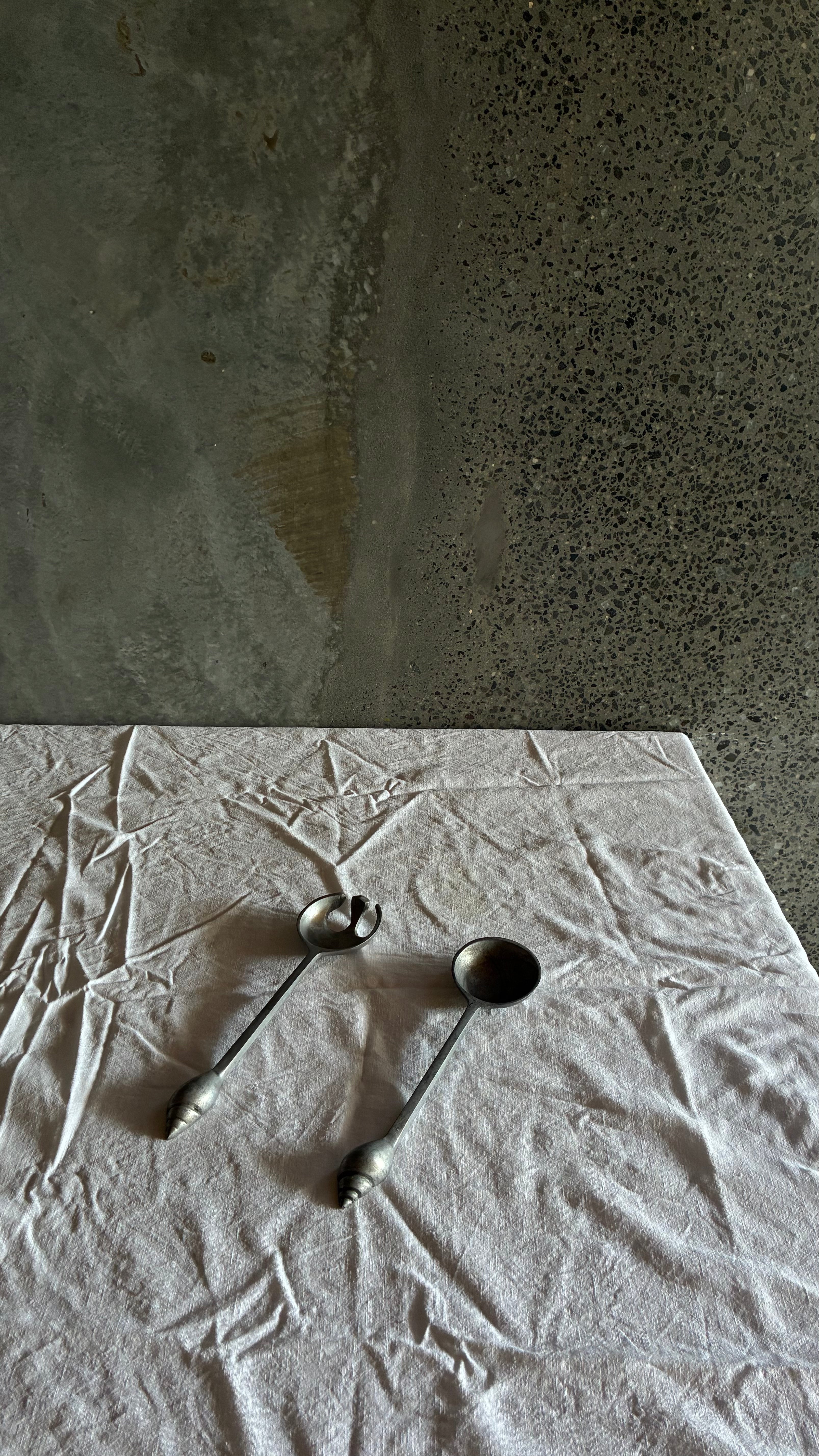 CAST ALUMINIUM SERVING SET, SHELL DETAIL