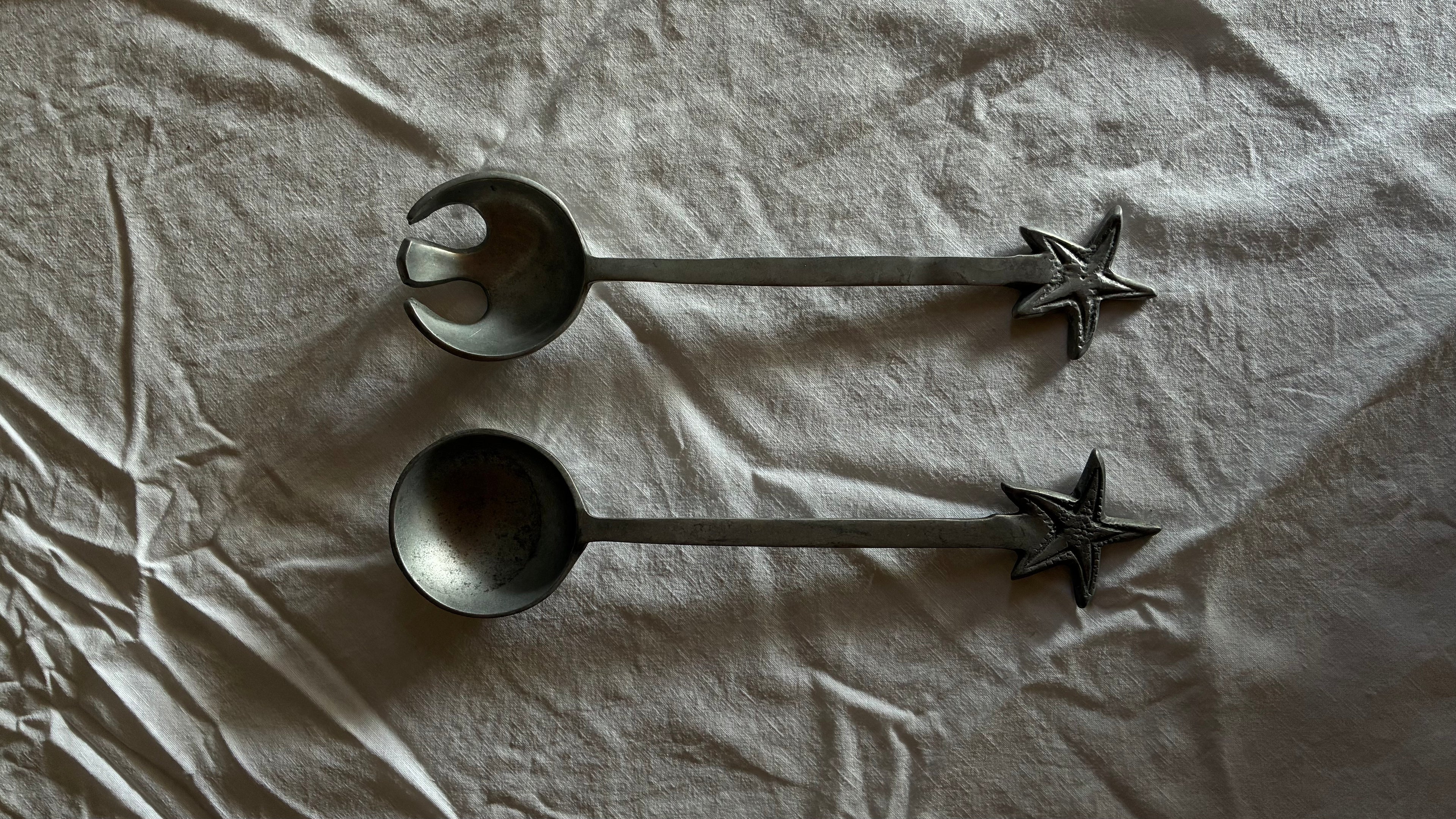 CAST ALUMINIUM SERVING SET STAR DETAIL