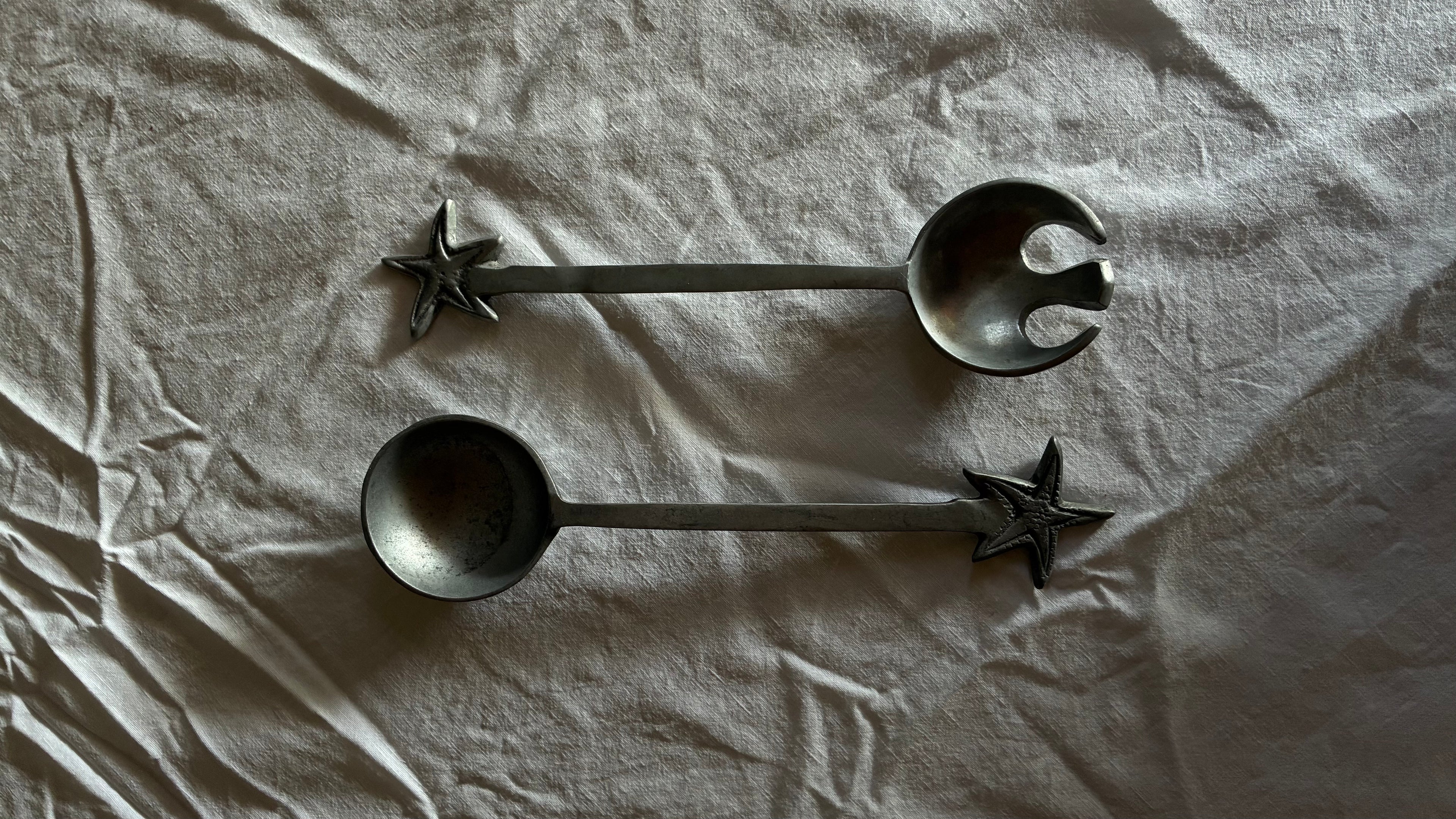 CAST ALUMINIUM SERVING SET STAR DETAIL