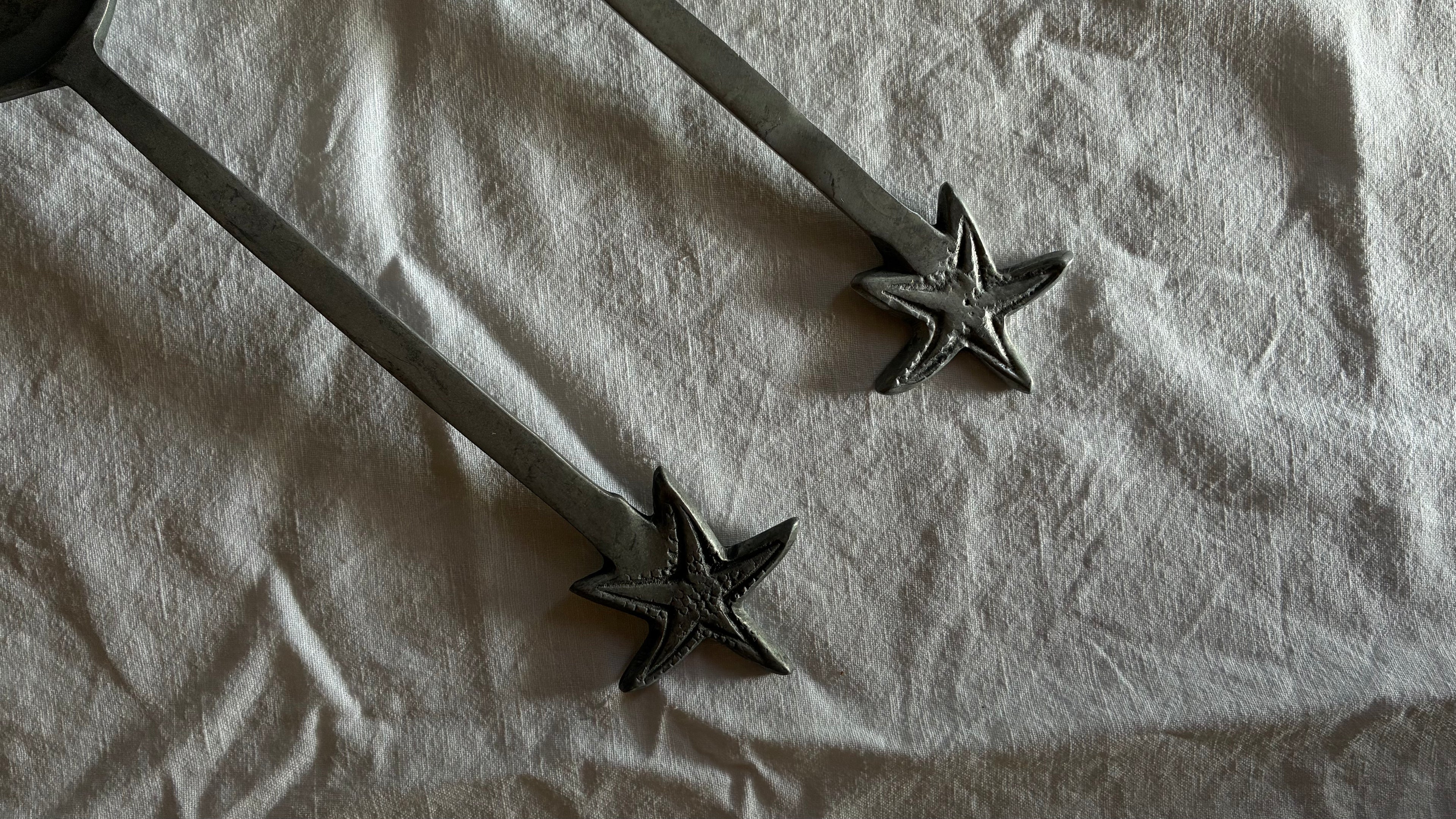 CAST ALUMINIUM SERVING SET STAR DETAIL