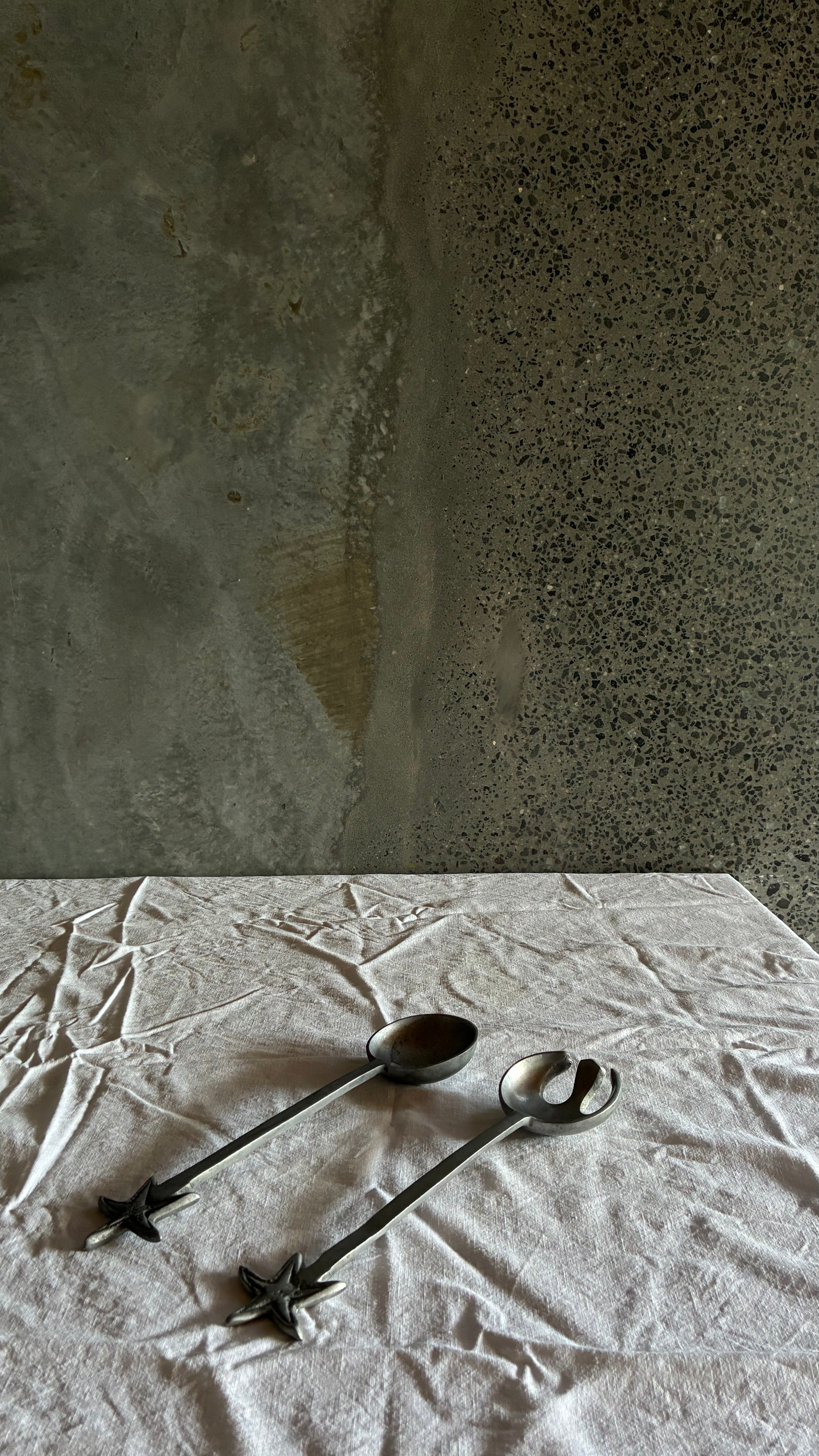 CAST ALUMINIUM SERVING SET STAR DETAIL