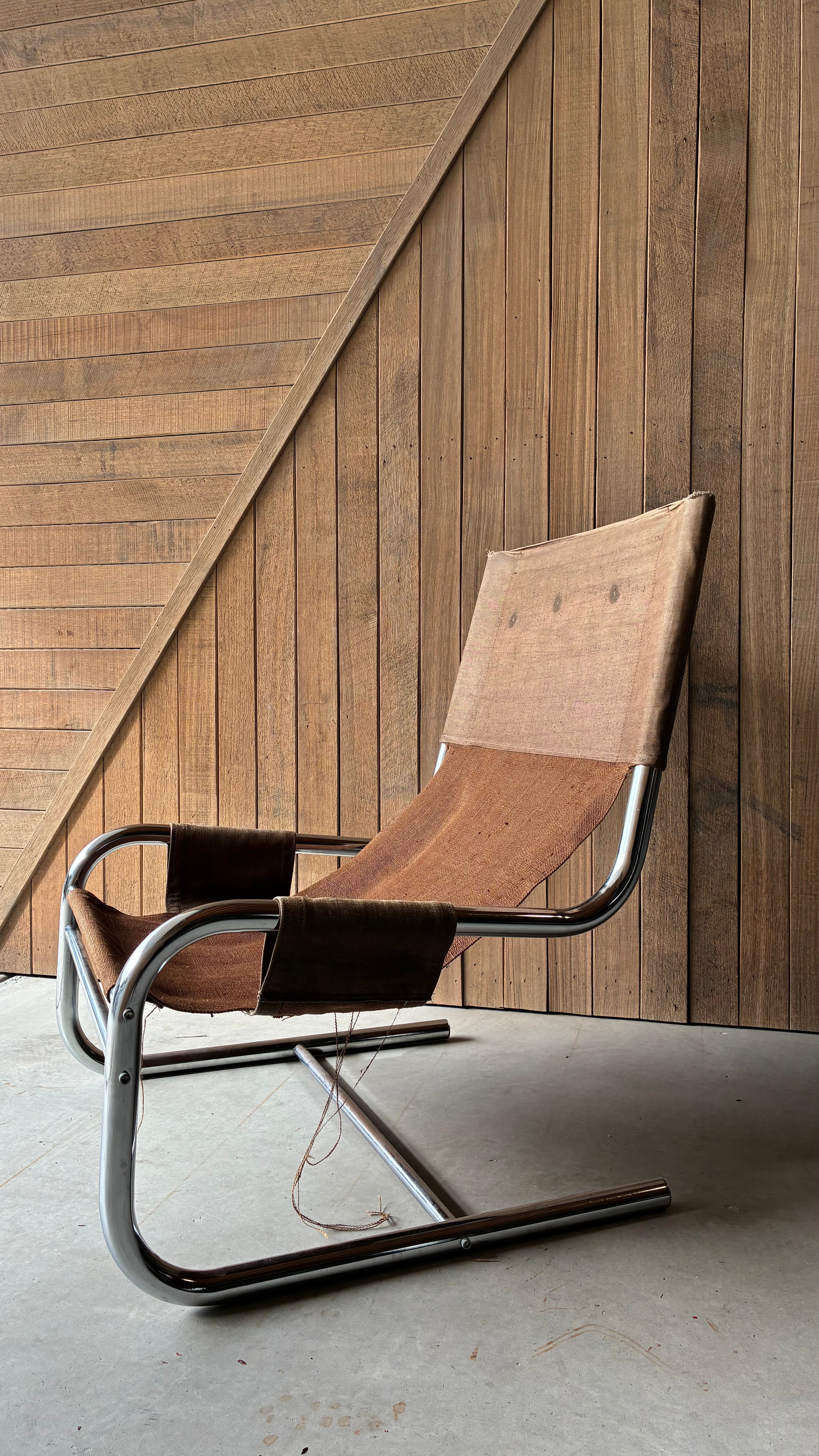 CANTILEVER LOUNGE CHAIR