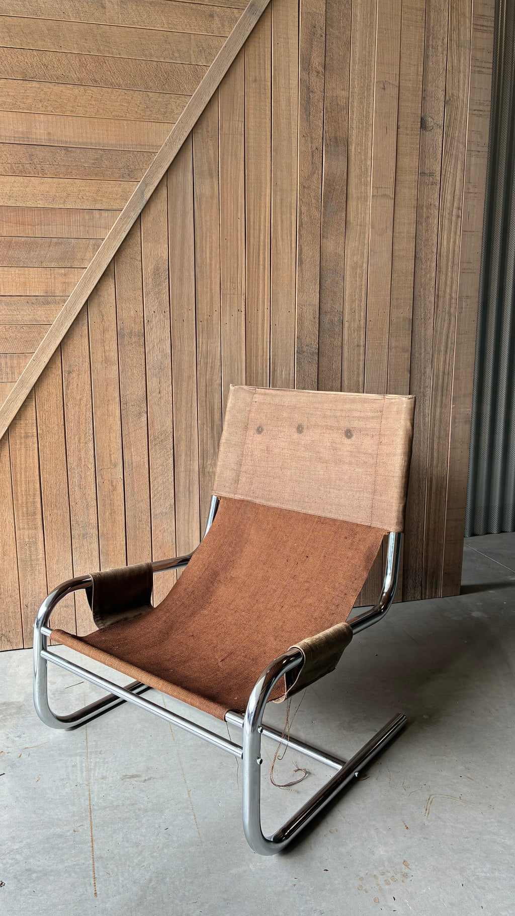 CANTILEVER LOUNGE CHAIR