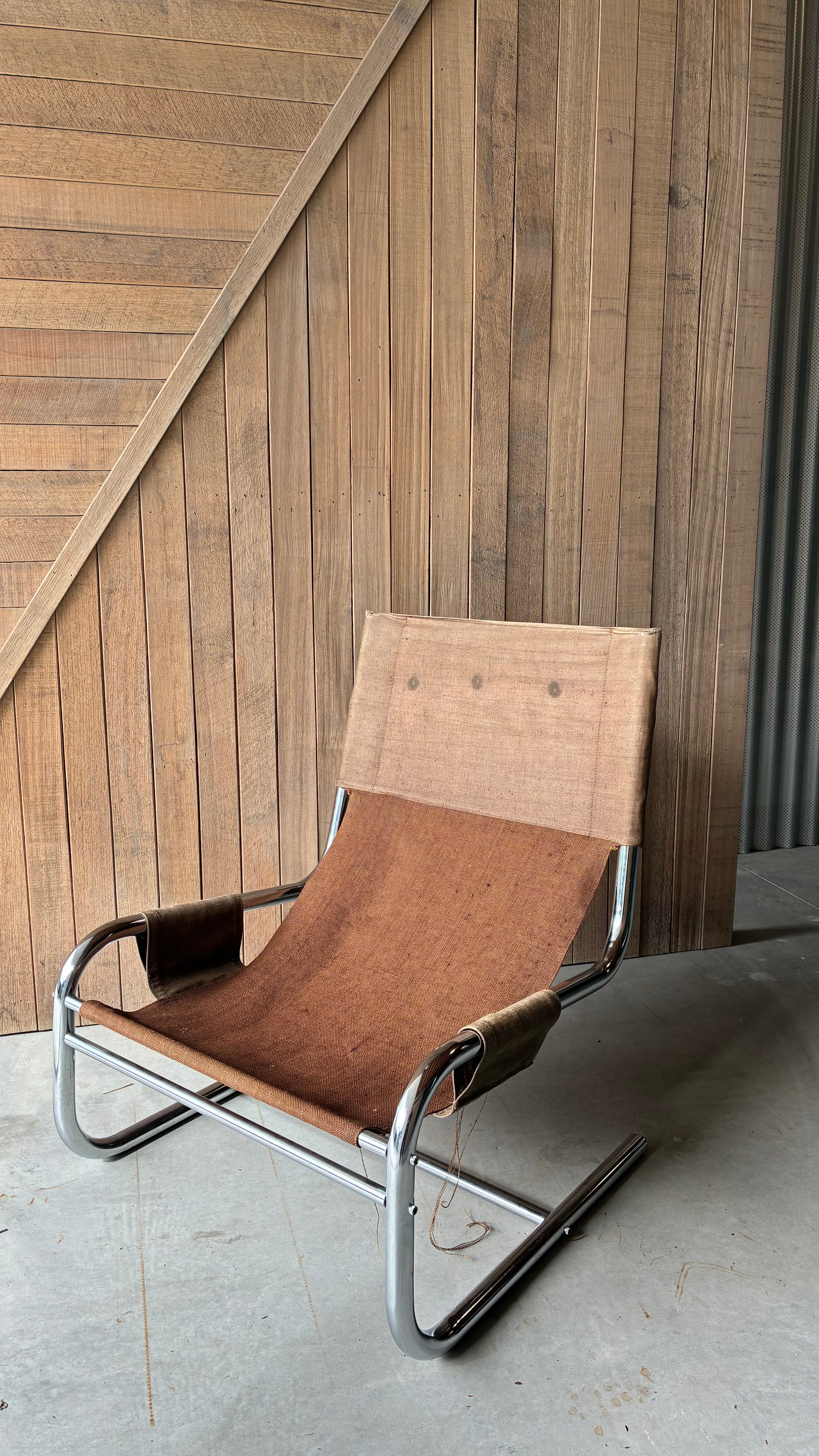 CANTILEVER LOUNGE CHAIR