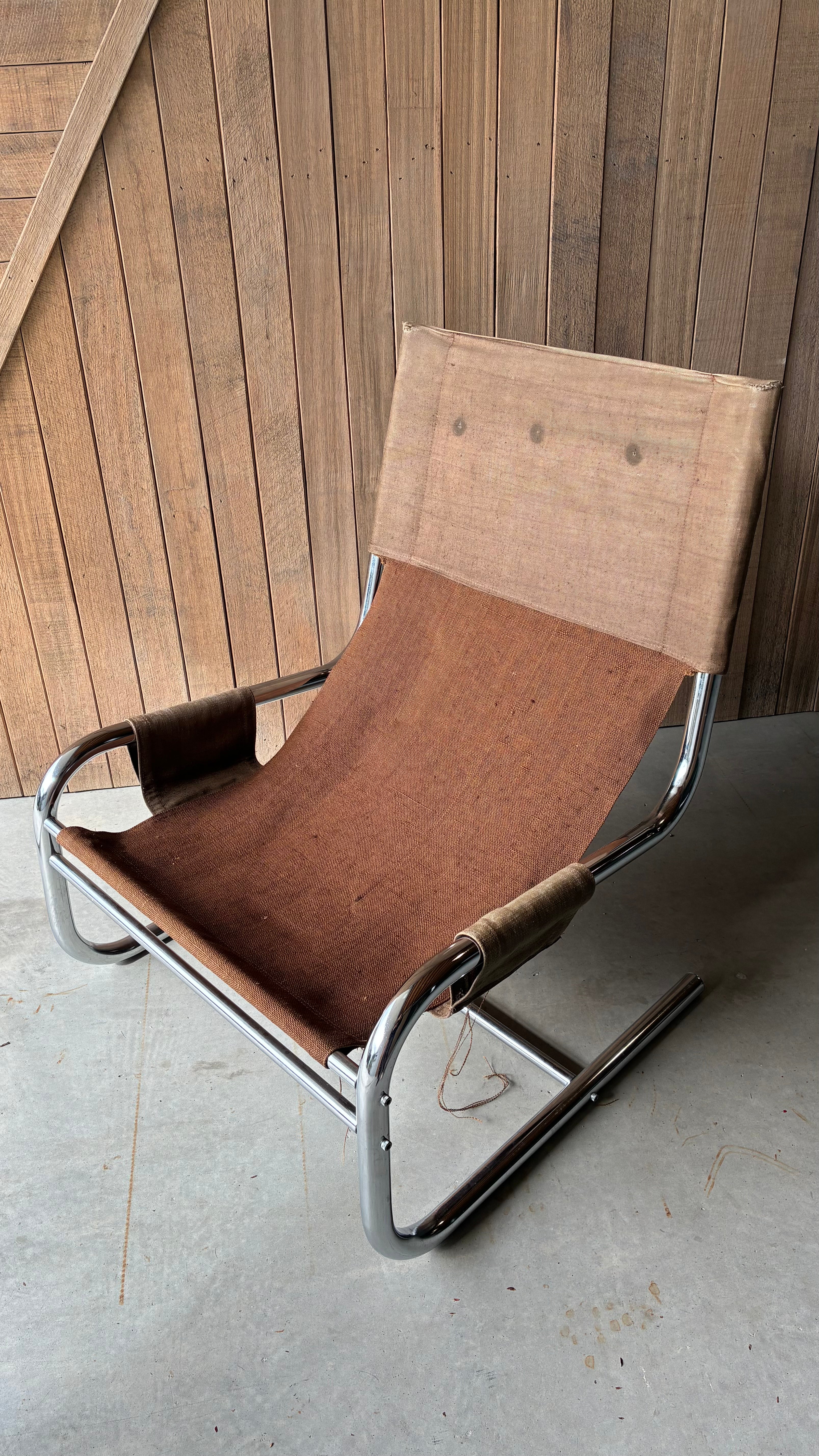 CANTILEVER LOUNGE CHAIR
